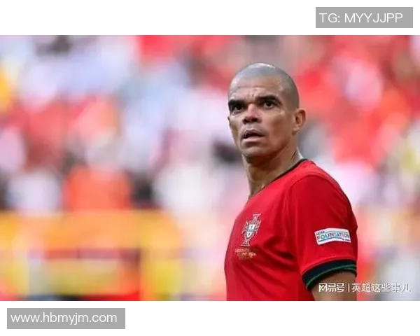 足球明星遭遇意外被踢到脸瞬间引发全场惊呼视频曝光引发热议