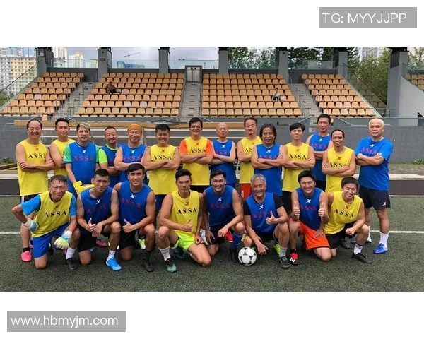 香港足球明星队齐聚一堂合影留念展现团结与拼搏精神